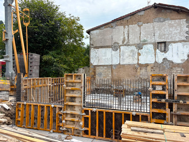vista lateral construcción de 5 viviendas en aia