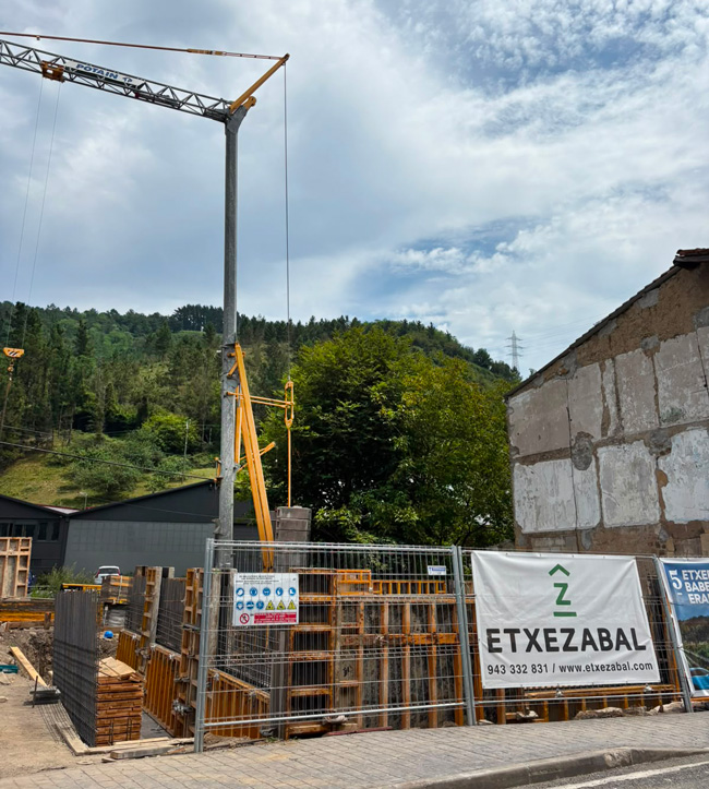 construcción de edificio de 5 viviendas en aia
