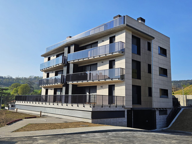 construcción de viviendas en urnieta, gipuzkoa: vista de la entrada a la urbanización