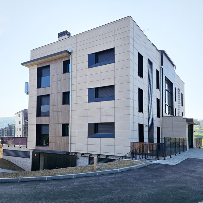 construcción de viviendas en urnieta, gipuzkoa: vista lateral del edificio