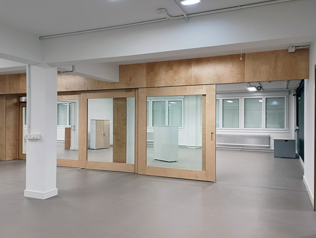 reforma de local de oficinas, vista de las puertas