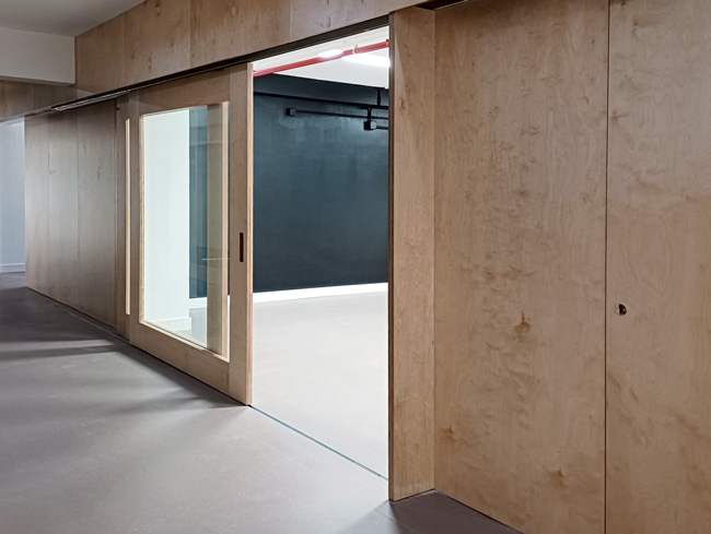 reforma de local de oficinas, detalle de la puerta de madera