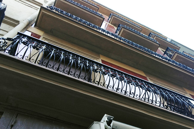rehabilitación de fachada en gipuzkoa, fachada histórica de piedra. Balcones