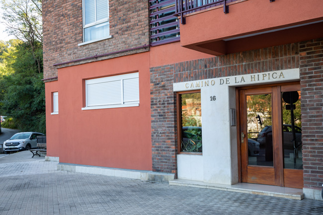 rehabilitación de fachada con sate en gipuzkoa, vista del portal