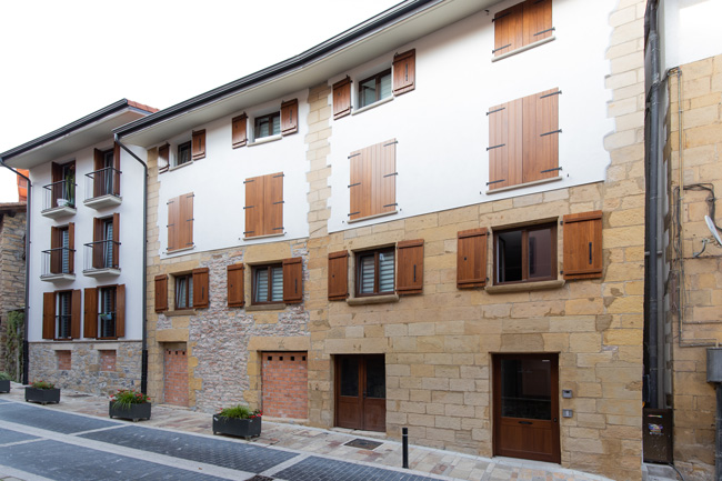 rehabilitación de edificio en gipuzkoa, fachada restaurada