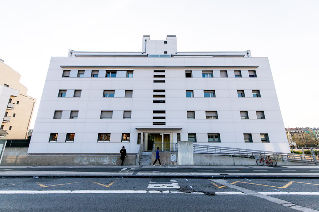 rehabilitación de fachada ventilada. vista de la fachada trasera del edificio