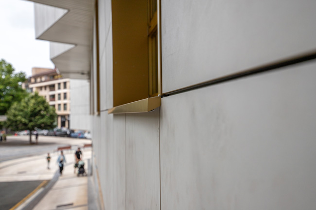 rehabilitación de fachada en donostia: detalle del acabado en las ventanas