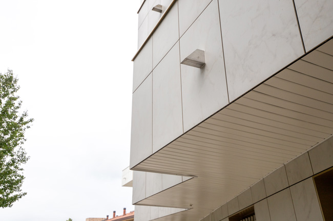 rehabilitación de fachada en donostia, detalle de las terrazas y desagues