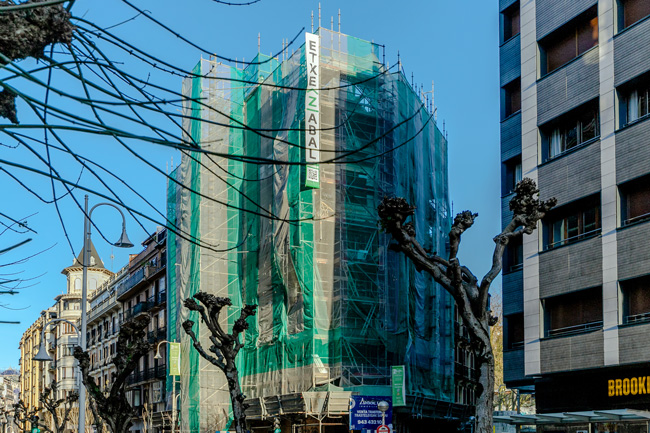 rehabilitacion en curso de fachada en donostia: calle miracruz 18