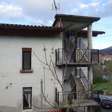 Rehabilitación de fachada en Andoain (Gipuzkoa) detalle de la escalera antes de la rehabilitación