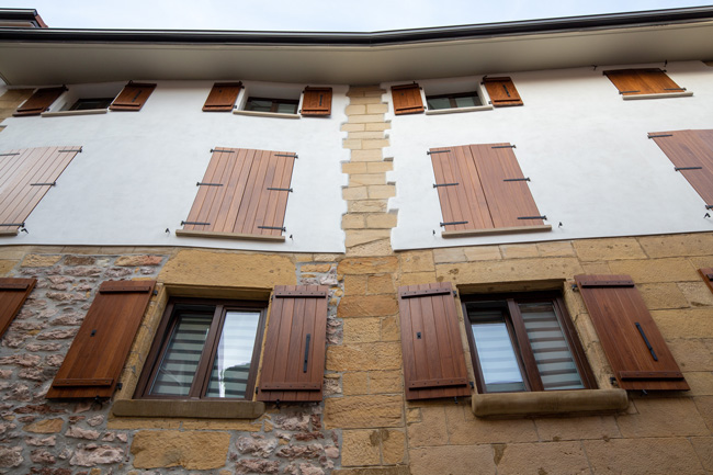 rehabilitación de edificio en gipuzkoa: detalle de la fachada