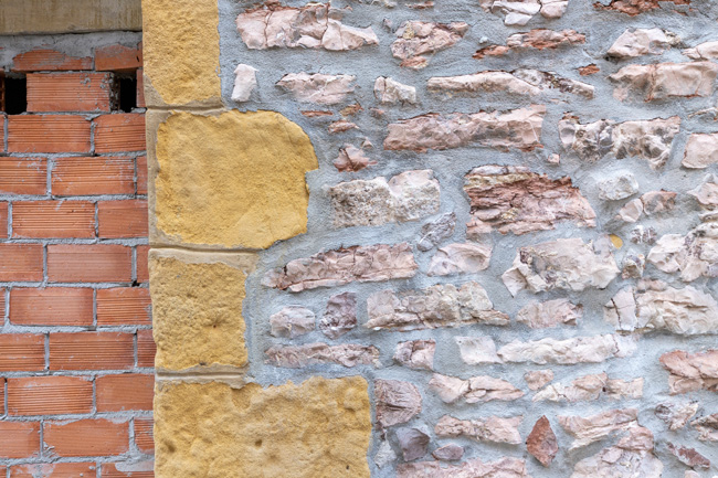 rehabilitación de edificio en gipuzkoa: detalle de la fachada