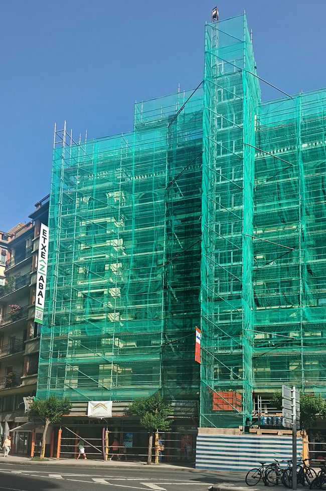 rehabilitación de fachada en secundino esnaola, donostia