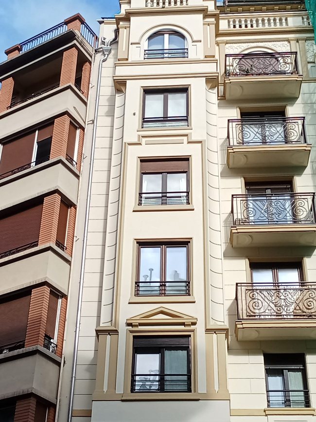 rehabilitación de fachada en secundino esnaola, donostia